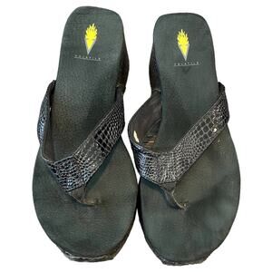 Volatile Women's Frappachino Size 10 Black Croco Wedge Flip-Flop Sandals